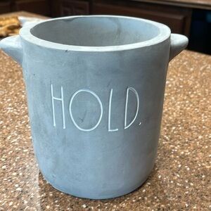 Concrete cutlery cylinder